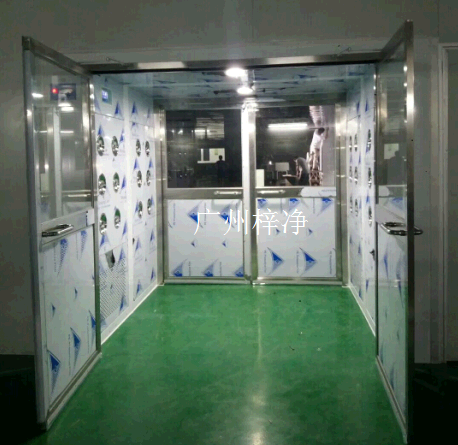 货淋室的两道门电子互锁,可以兼起气闸室的作用,防止未被净化的空气进入洁净室。 货淋室的两道门电子互锁,可以兼起气闸室的作用,防止未被净化的空气进入洁净室。